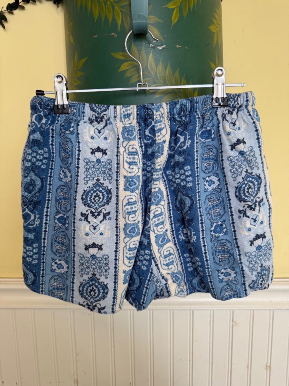 Abercrombie & Fitch XS Blue & White Patterned Elastic Waist Shorts